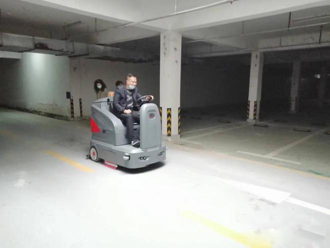 牡丹江小区物业保洁不用人力改用驾驶式洗地机了
